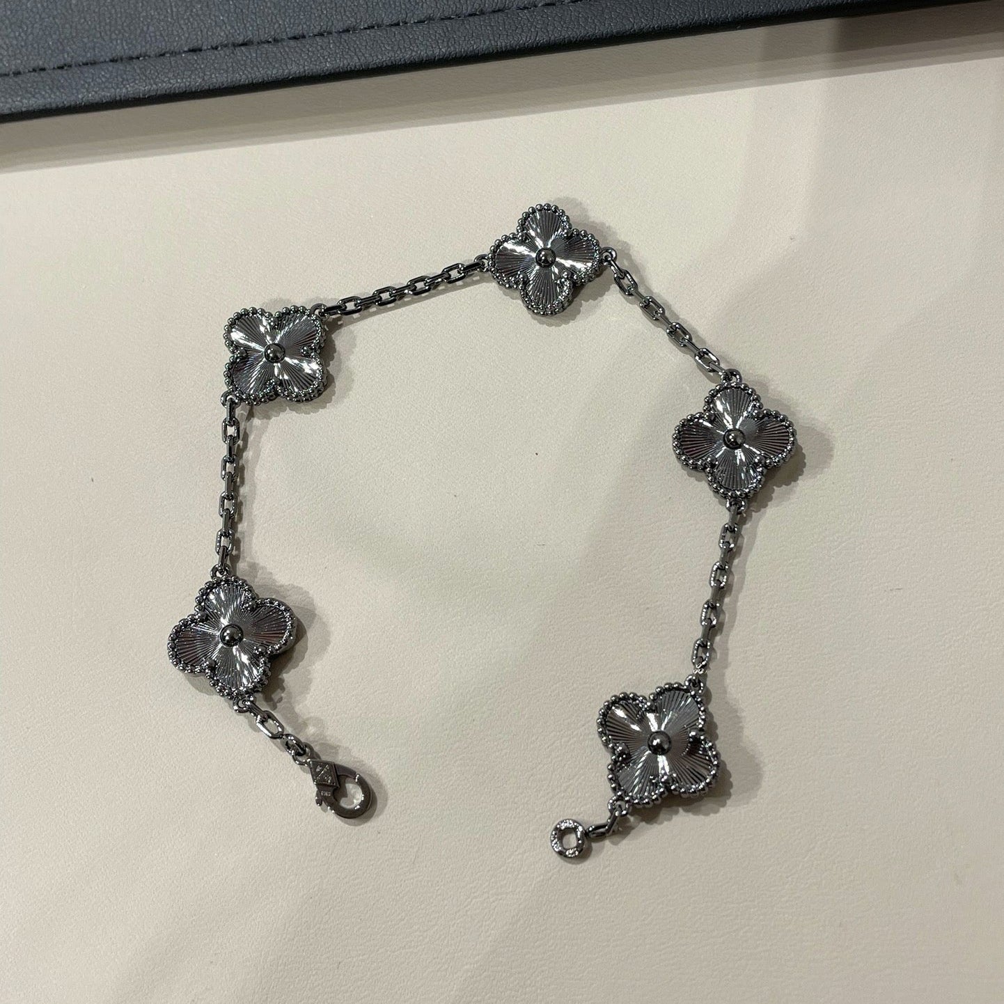 [Stars Jewelry]CLOVER 5 MOTIF BLACK BRACELET