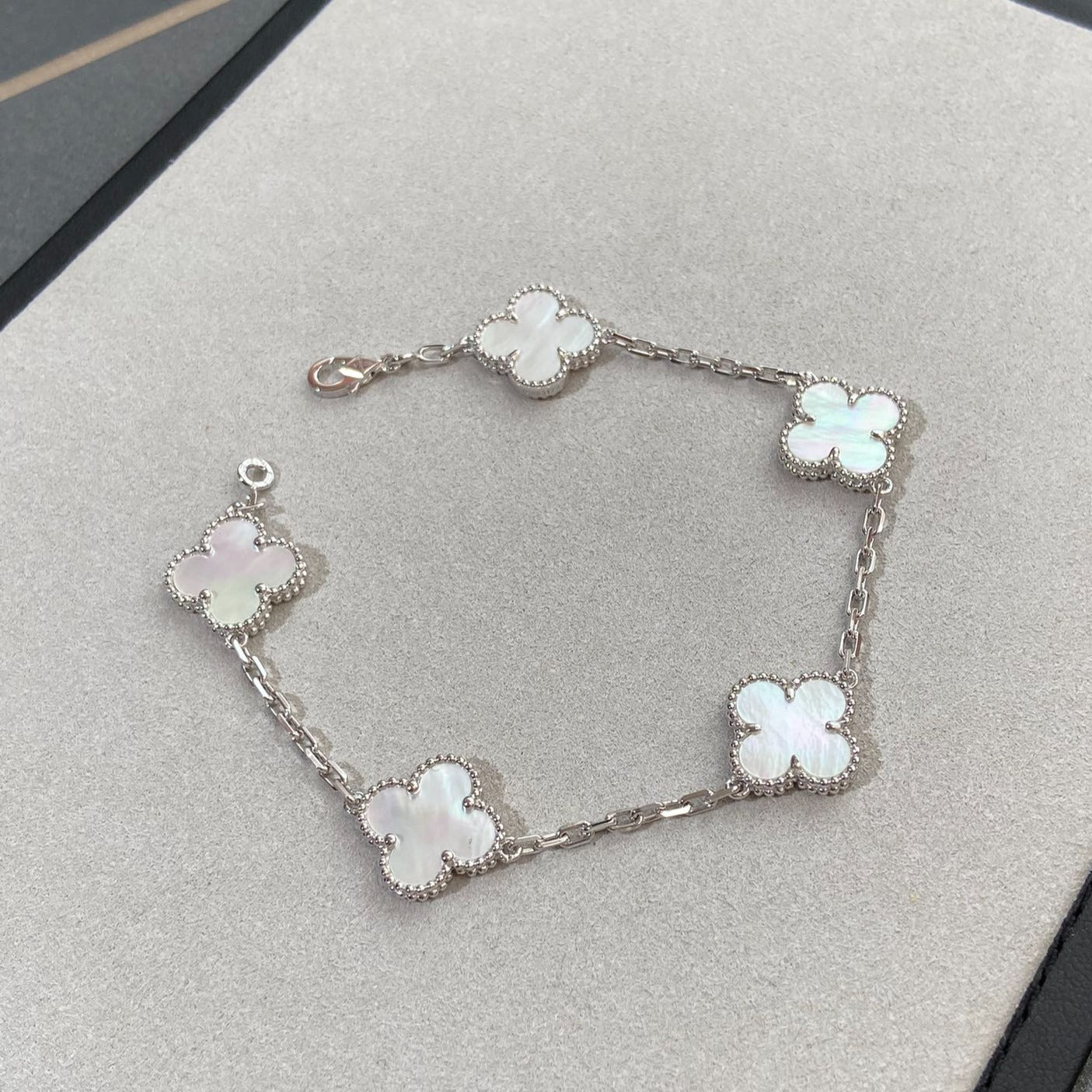[Stars Jewelry]CLOVER WHITE PEARL MOP 5 MOTIF BRACELET COLLECTION