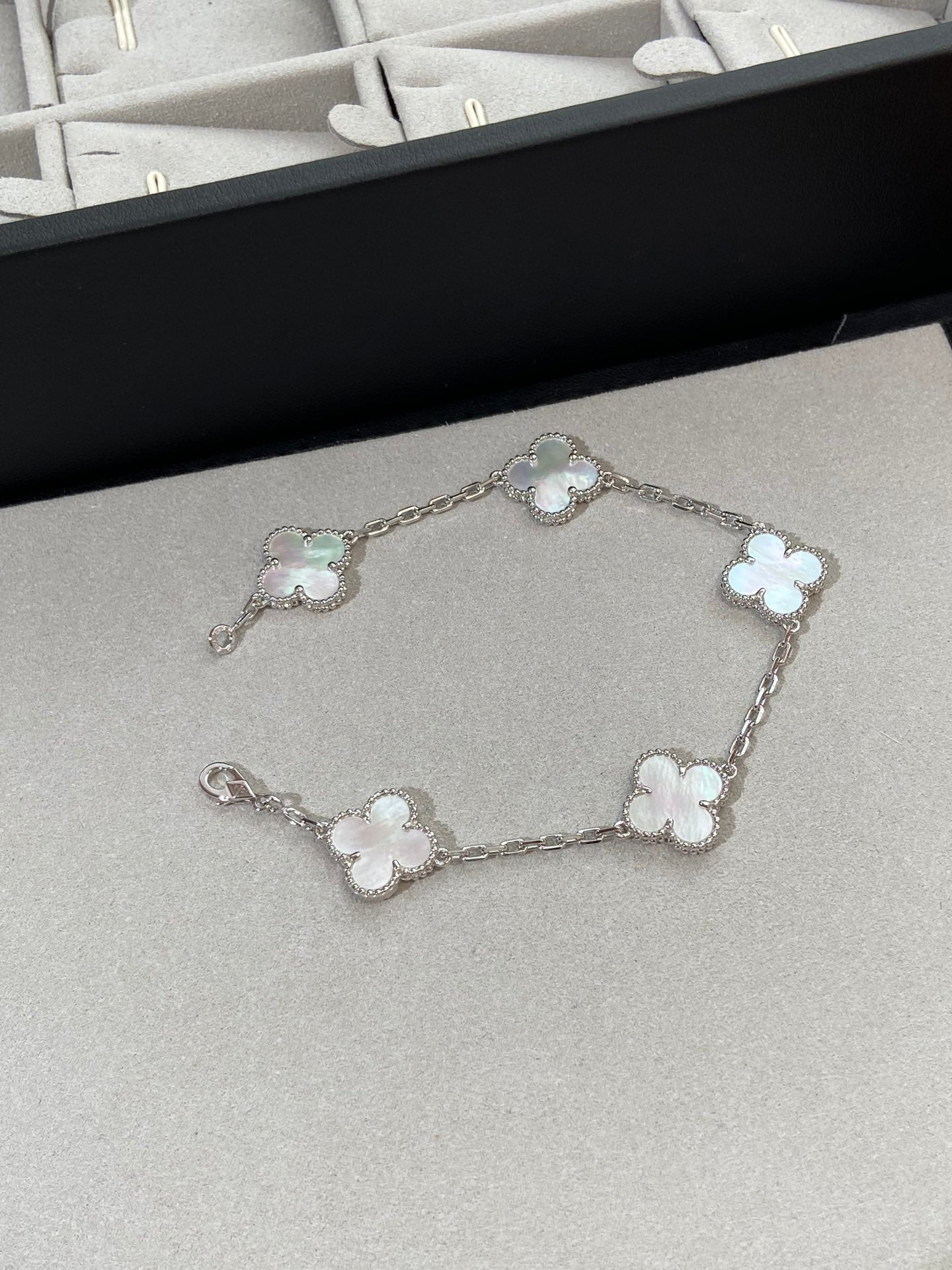 [Stars Jewelry]CLOVER WHITE PEARL MOP 5 MOTIF BRACELET COLLECTION