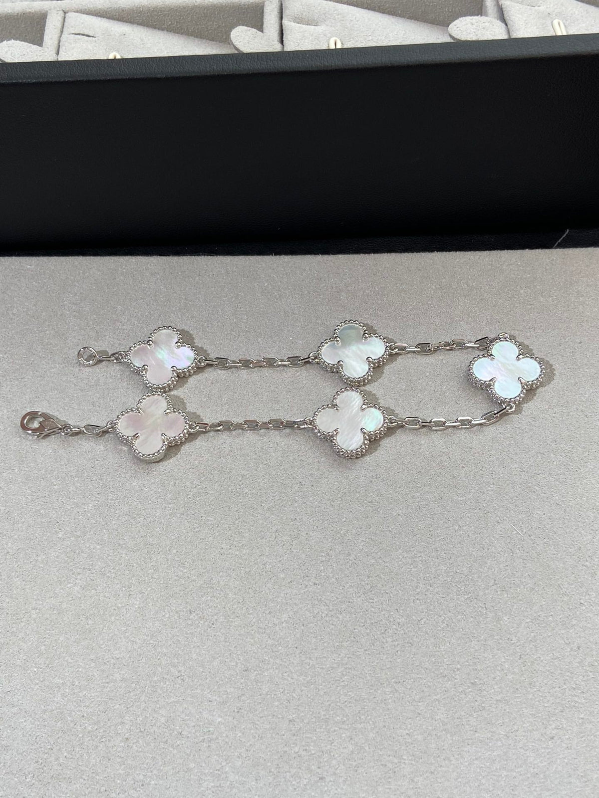 [Stars Jewelry]CLOVER WHITE PEARL MOP 5 MOTIF BRACELET COLLECTION