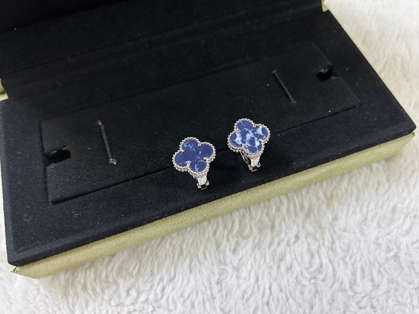 [Stars Jewelry]CLOVER PIETERSITE MEDIUM STUD EARRINGS