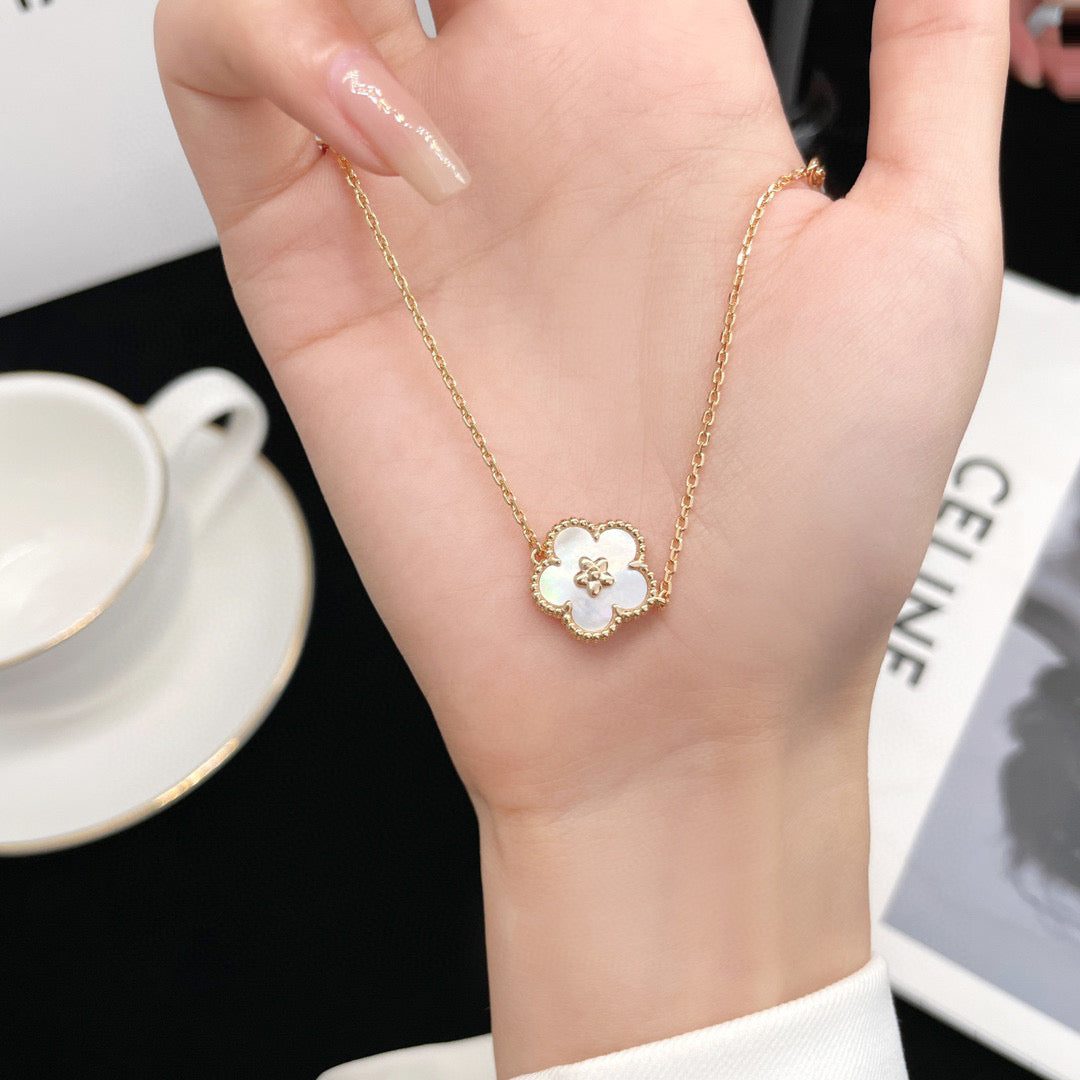 [Stars Jewelry]LUCKY  WHITE MOP  PLUM BLOSSOM NECKLACE