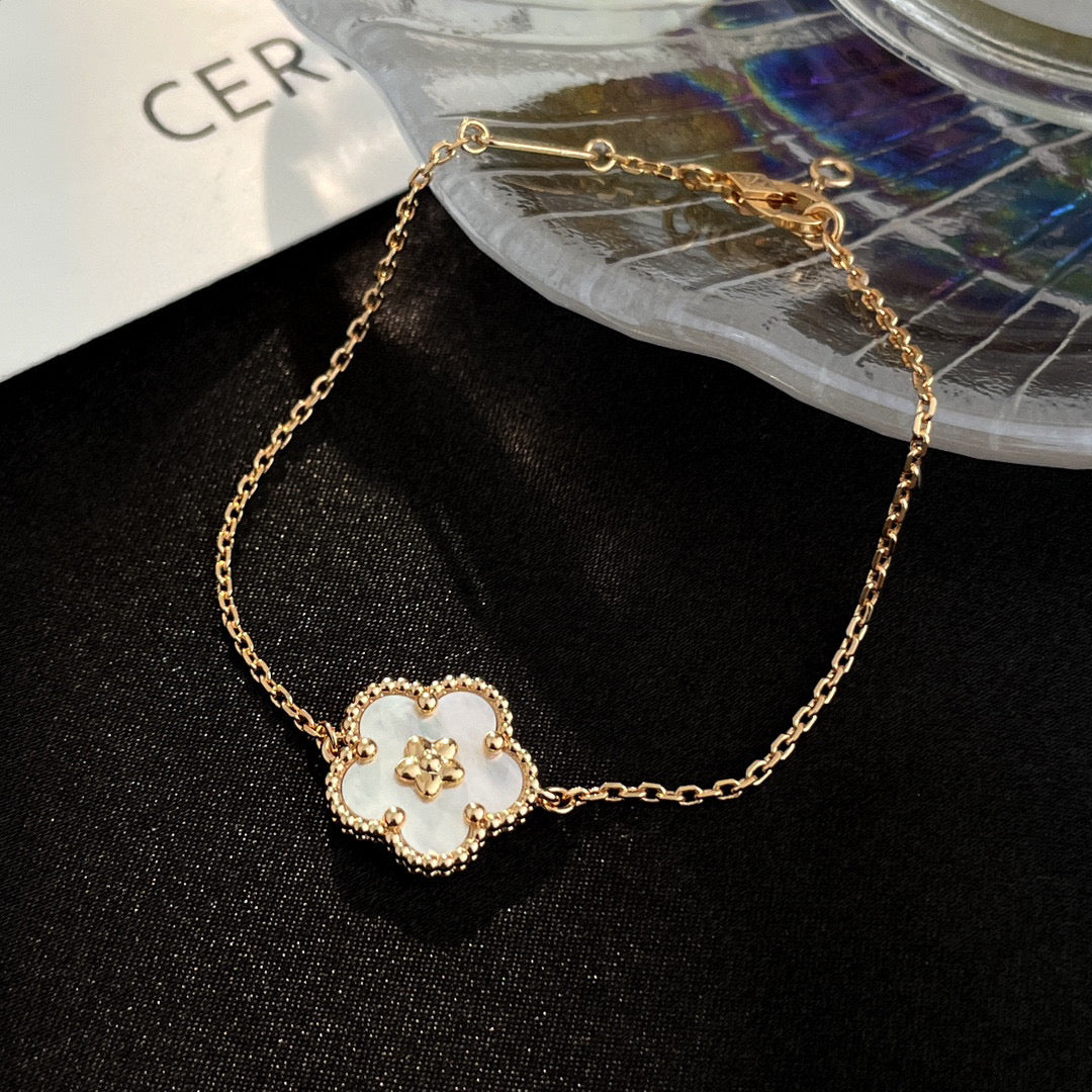 [Stars Jewelry]LUCKY WHITE MOP PLUM BLOSSOM  BRACELET